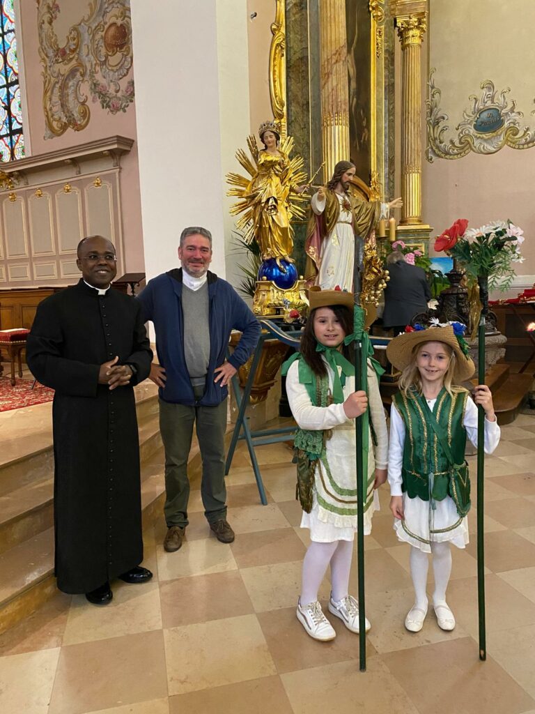 Le père Mathieu après la messe