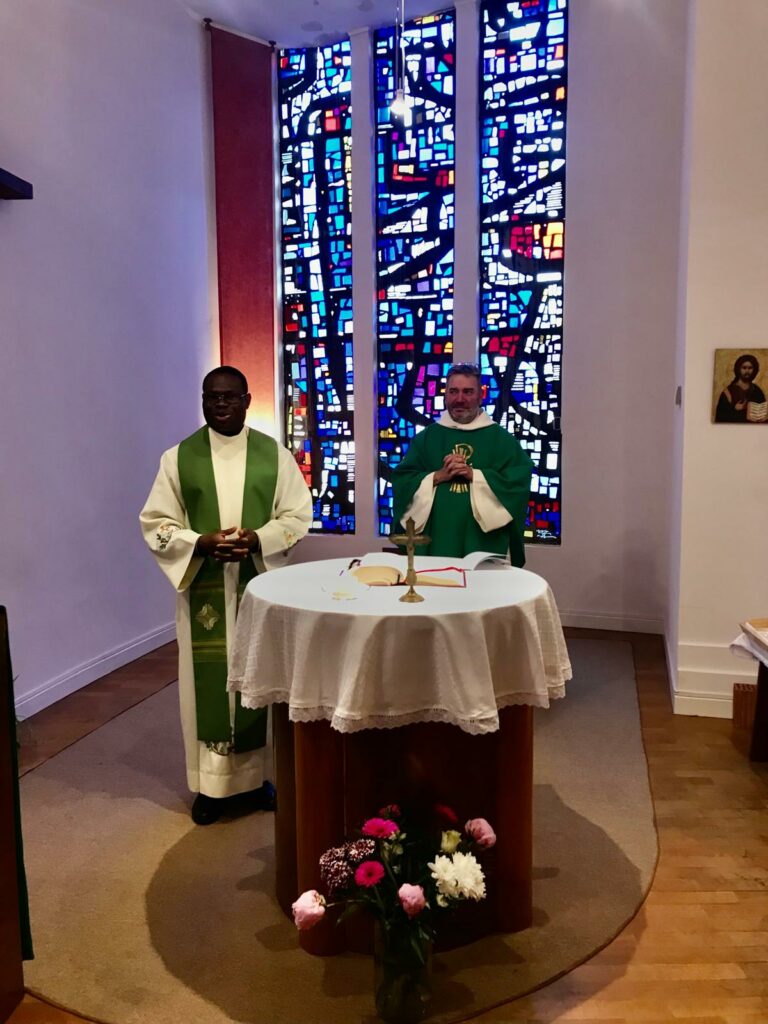 Le père Mathieu célébré la messe