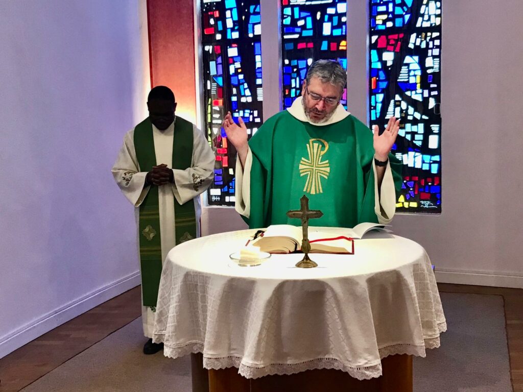 Père Mathieu célébré la messe